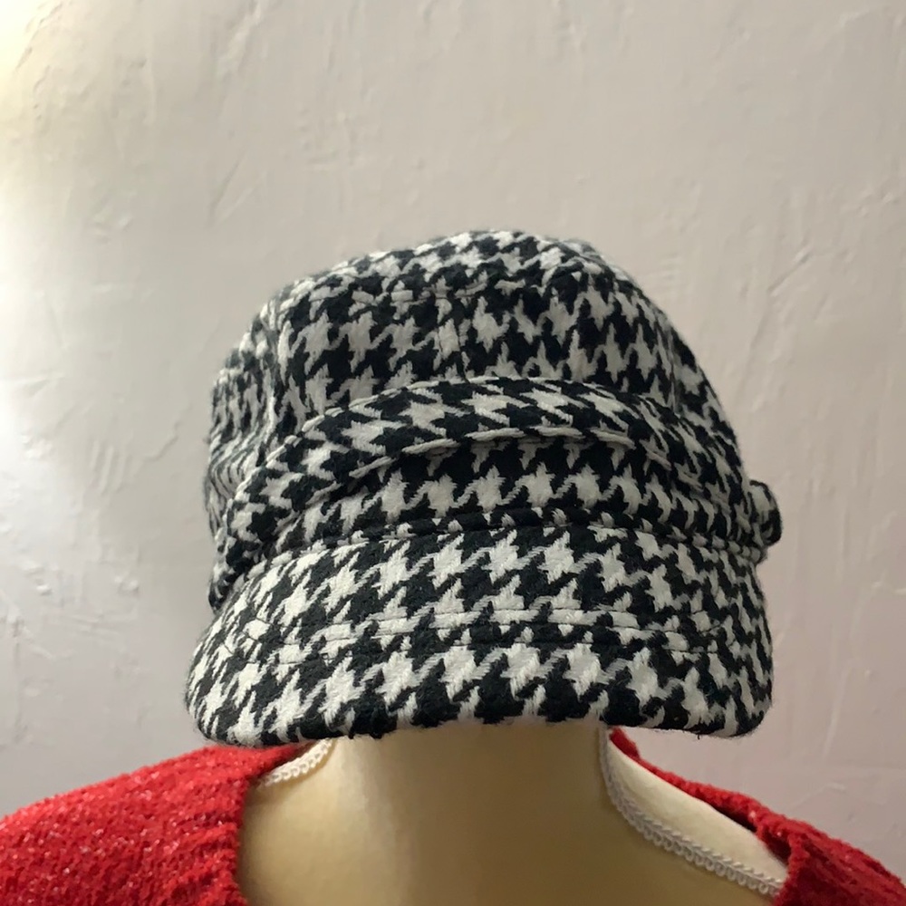 Black/white houndstooth hat